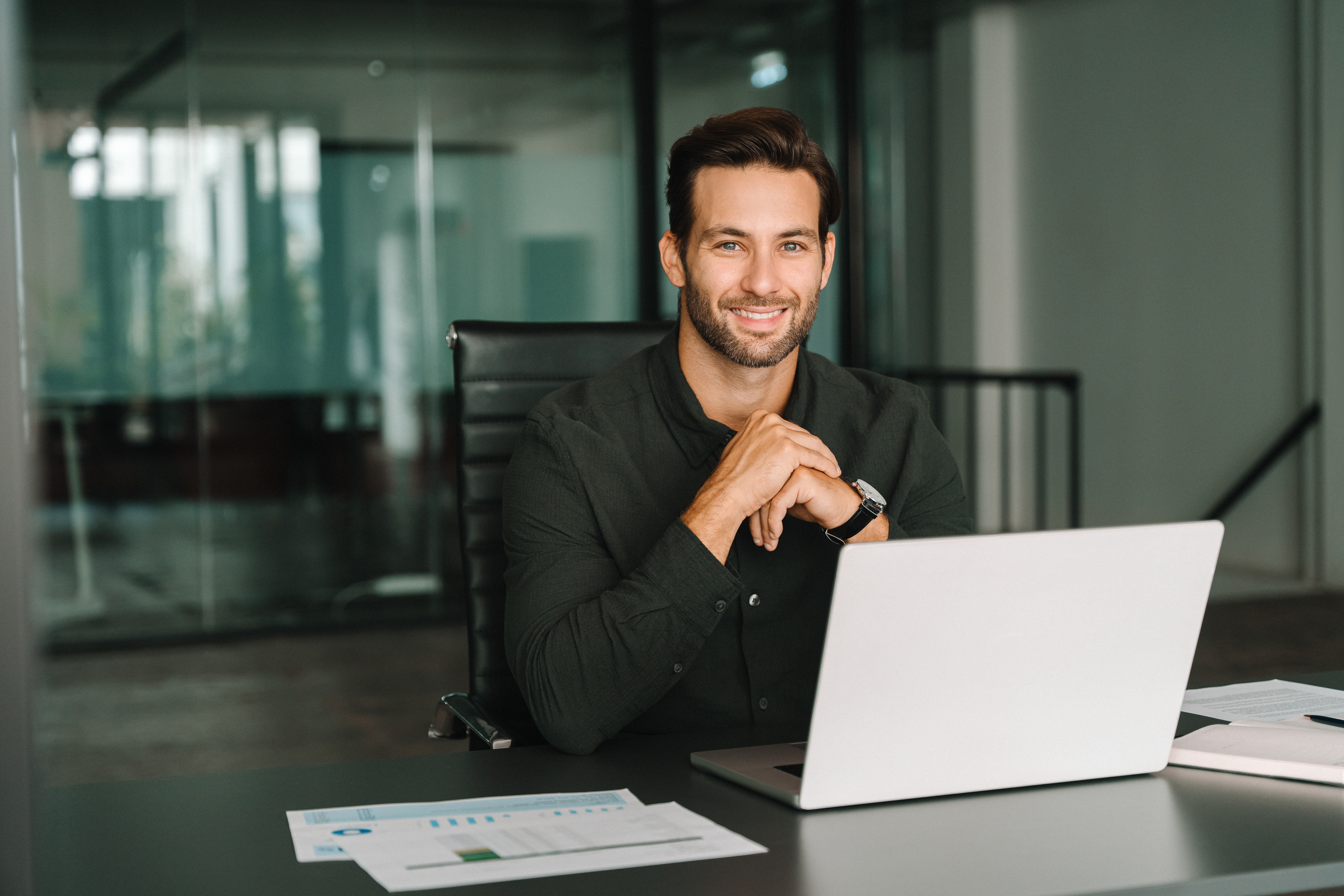 IT consultant working with client
